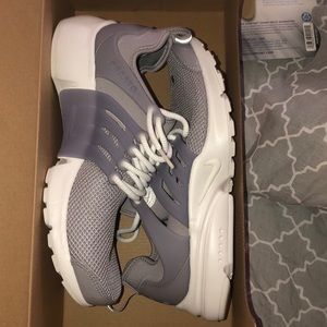 NWT women’s size 9 air presto SE